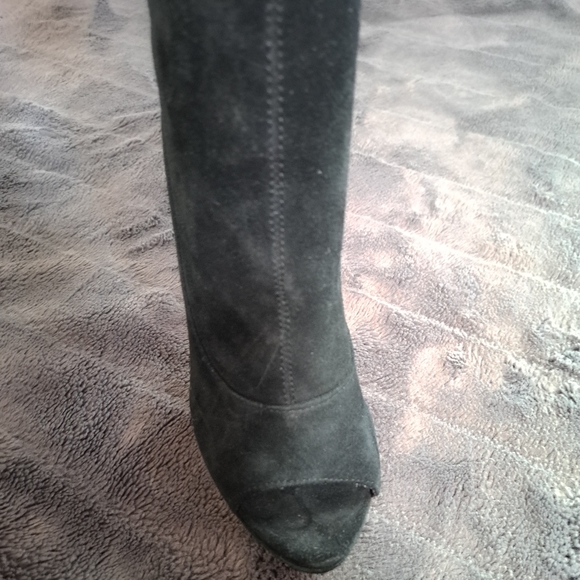 Brand new black suede mariah carey knee high boots ..gold bottoms size 6.. - Picture 3 of 5